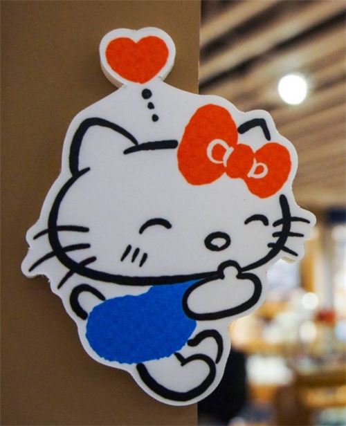A hug from Hello Kitty!