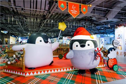 These penguins are ready for Xmas!