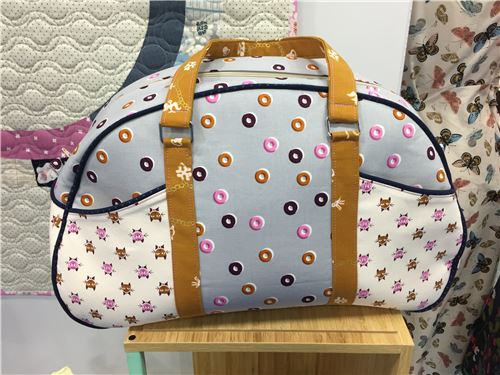 We love this bag made of Cotton + Steel fabrics