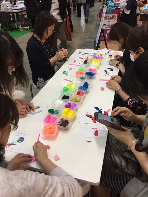 Everyone's having a fun time with the microbead slime!