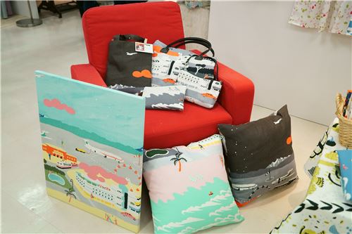 Aren't these items and the color contrasts beautiful?