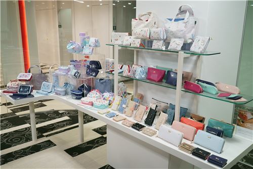 So many beautiful purses and wallets